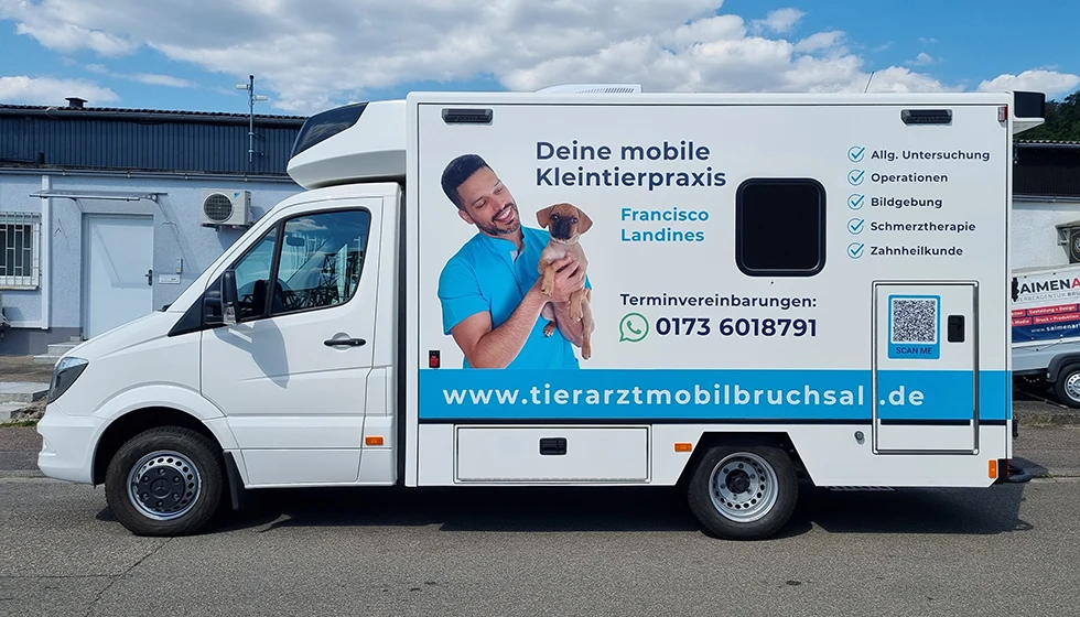 Mobile Kleintierpraxis, Fahrzeug beklebt